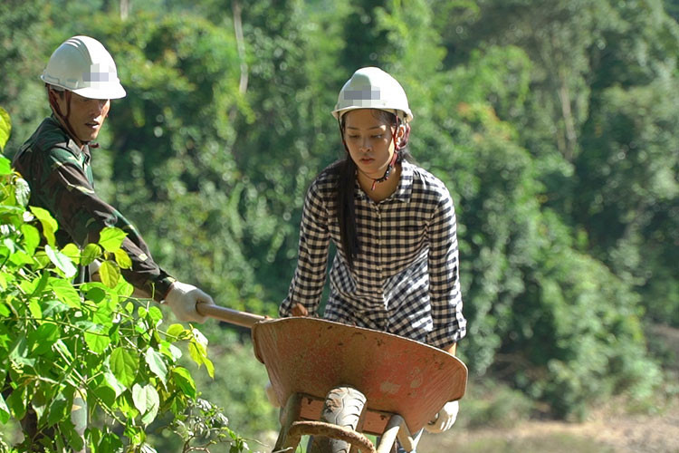 Hoa hậu Tiểu Vy đã cùng bộ đội biên phòng Cồn Roàng đào giếng cho bà con bản Nịu.