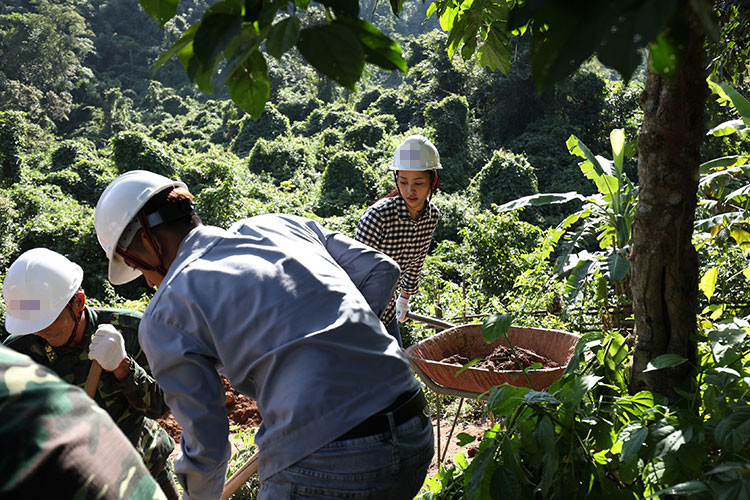 Tiểu Vy tự tay dọn cỏ, đẩy xe, đào đất để có giếng nước sạch.