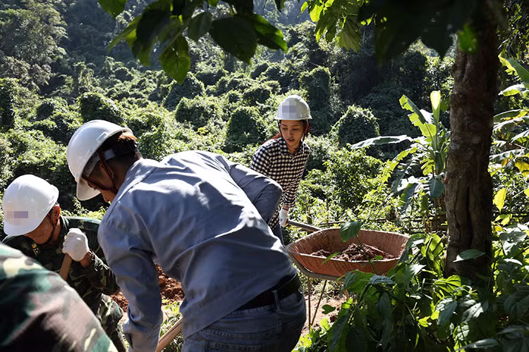 Tiểu Vy tự tay dọn cỏ, đẩy xe, đào đất để có giếng nước sạch.