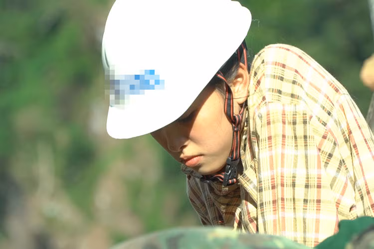 Người đẹp diện áo sơ mi giản dị, để mặt mộc trong lúc làm việc.