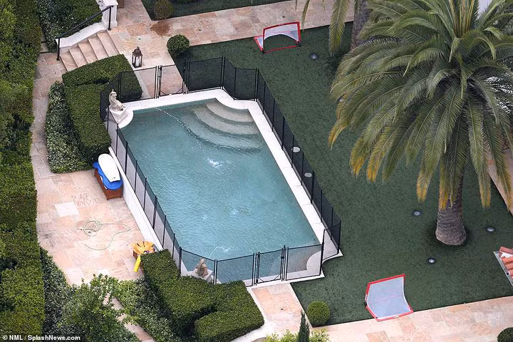 Bể bơi ngoài trời trong khuôn viên biệt thự.