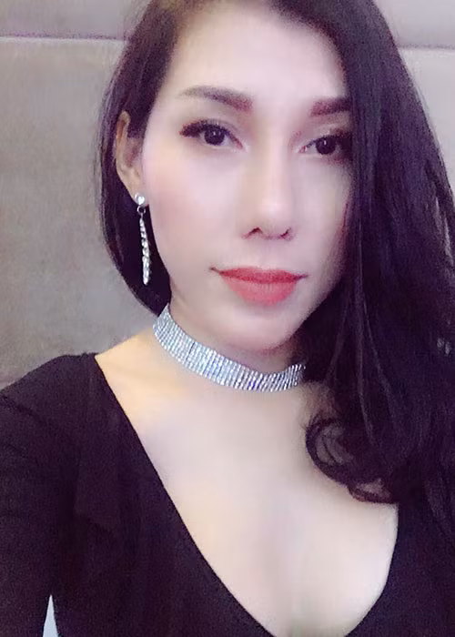 Ivy Trần thường xuyên chọn trang phục tôn vòng một quyến rũ đã qua dao kéo.