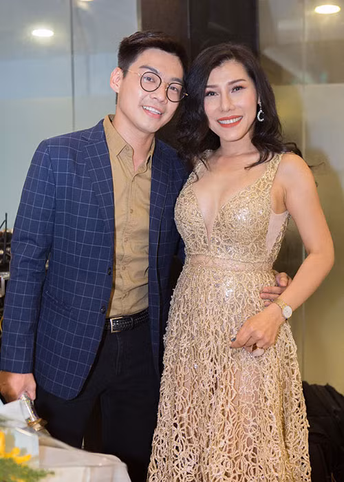 Cuối cùng, sau khi không thể chịu đựng những cơn đau ngực, Ivy Trần buộc phải đến bệnh viện để bác sĩ xử lý túi ngực bị vỡ.