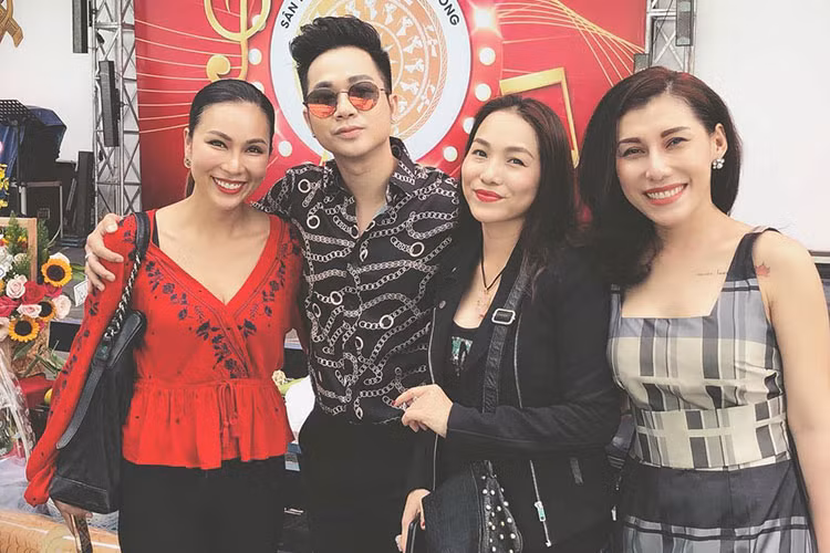 Hiện tại, sức khỏe của nữ ca sĩ Ivy Trần đã ổn định nhưng cô vẫn còn cảm thấy hơi đau ngực. Mời quý độc giả xem clip "Những rủi ro từ phẫu thuật đặt túi ngực". Nguồn Youtube/VTC