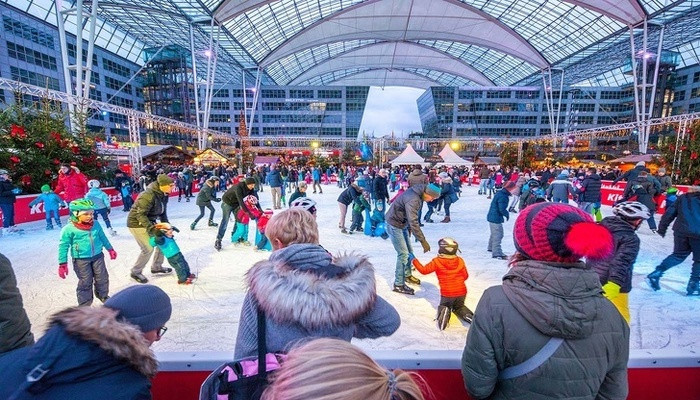7. Sân bay quốc tế Munich: Khu lướt sóng Surf &amp; Style thu hút đông đảo du khách ghé thăm. Sân trượt băng ngoài trời là một số trong những điểm giải trí nằm trong khuôn viên sân bay.