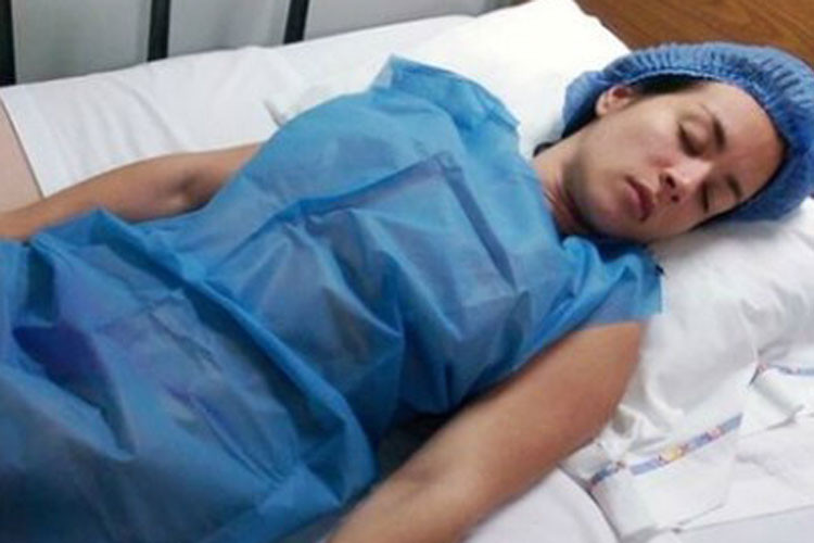 Nữ người mẫu Venezuela - Diosa Canales cũng bị nổ túi ngực sau cú ngã sấp mặt lúc đang múa cột. May mắn, cô được cấp cứu kịp thời. Ảnh: VOV