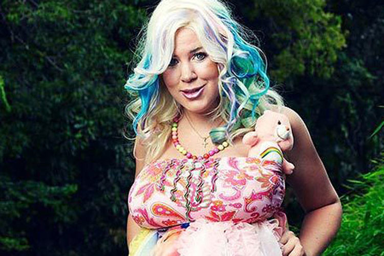 Ngôi sao truyền hình người Thụy Điển - Lina Hellqvist từng bị nổ túi ngực khi đang ghi hình cho một gameshow. Sau sự cố, cô vẫn quyết định tiếp tục dao kéo vòng một. Ảnh: The Sun