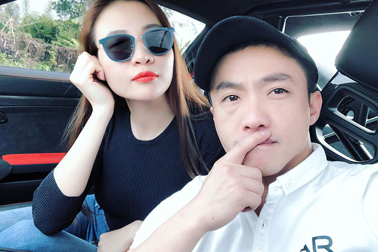 Với Cường Đô la, anh thoải mái xuất hiện bên Đàm Thu Trang, thường xuyên dành lời nói ngọt ngào dành cho bạn gái.