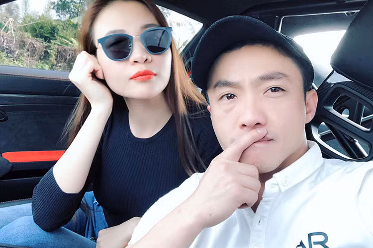 Với Cường Đô la, anh thoải mái xuất hiện bên Đàm Thu Trang, thường xuyên dành lời nói ngọt ngào dành cho bạn gái.