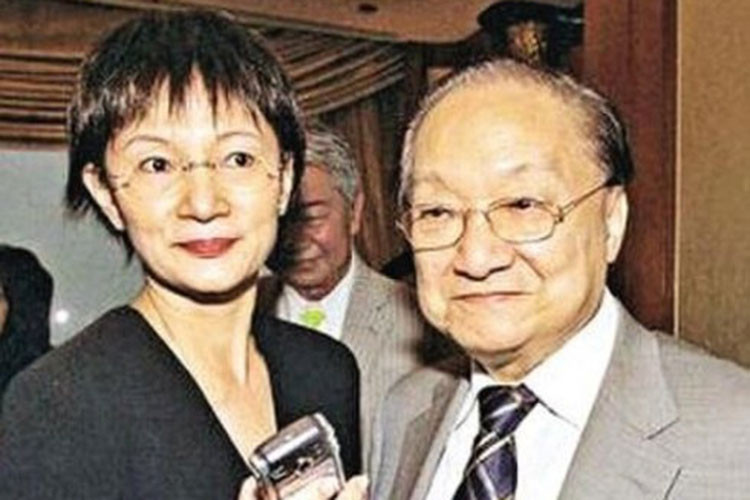 Lâm Nhạc Di kém nhà văn Kim Dung đến 29 tuổi, rất thích các tiểu thuyết của ông. Cả hai quen nhau khi ông đến quán rượu nơi Lâm Nhạc Di làm phục vụ để giải sầu khi cuộc hôn nhân thứ hai của ông rơi vào bế tắc.