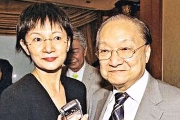 Lâm Nhạc Di kém nhà văn Kim Dung đến 29 tuổi, rất thích các tiểu thuyết của ông. Cả hai quen nhau khi ông đến quán rượu nơi Lâm Nhạc Di làm phục vụ để giải sầu khi cuộc hôn nhân thứ hai của ông rơi vào bế tắc.