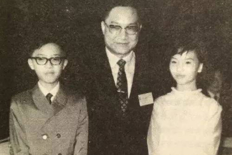 Con trai cả của Kim Dung tên Tra Truyền Hiệp bộc lộ tài văn chương từ nhỏ. Tuy nhiên, ở tuổi 19, anh bất ngờ treo cổ tự sát. Nhiều năm sau khi con trai ra đi, Kim Dung vẫn đau xót.