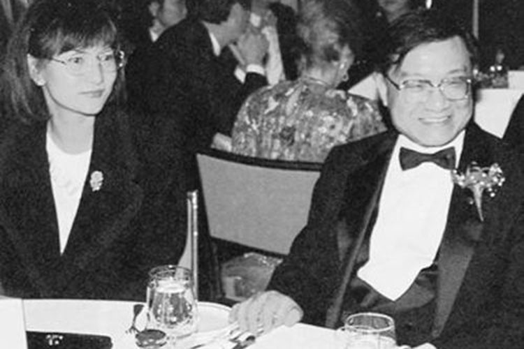 Cuộc hôn nhân thứ hai của Kim Dung cũng tan vỡ. Sau khi chia tay Chu Mai, ông tái hôn với Lâm Nhạc Di - một nhân viên phục vụ.