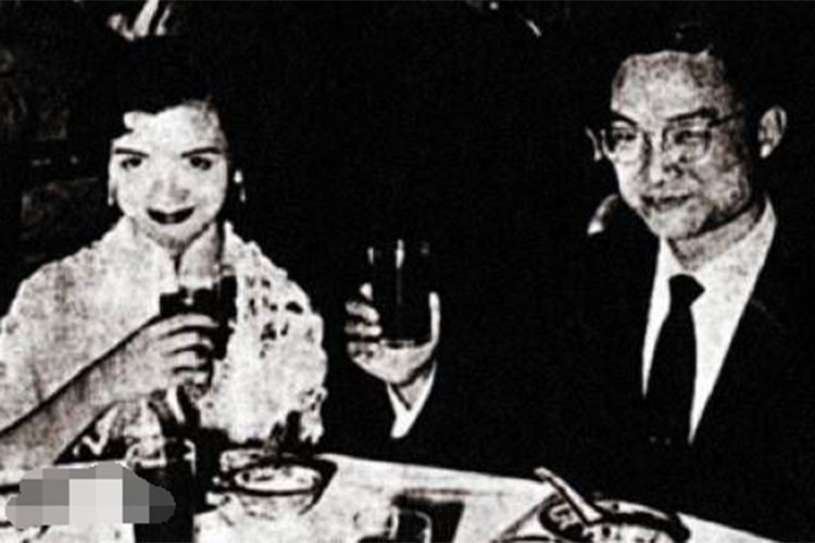 Sau khi chia tay Đỗ Dã Phân, Kim Dung kết hôn với một nữ phóng viên tên Chu Mai.