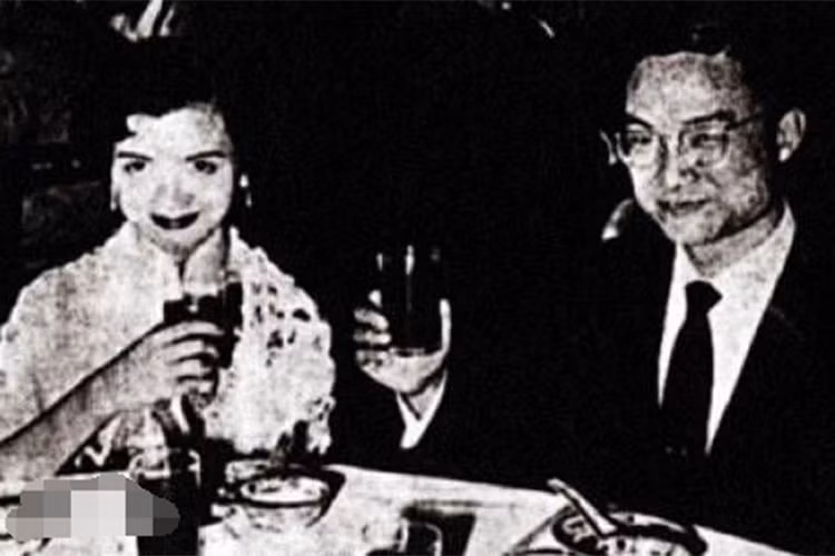 Sau khi chia tay Đỗ Dã Phân, Kim Dung kết hôn với một nữ phóng viên tên Chu Mai.