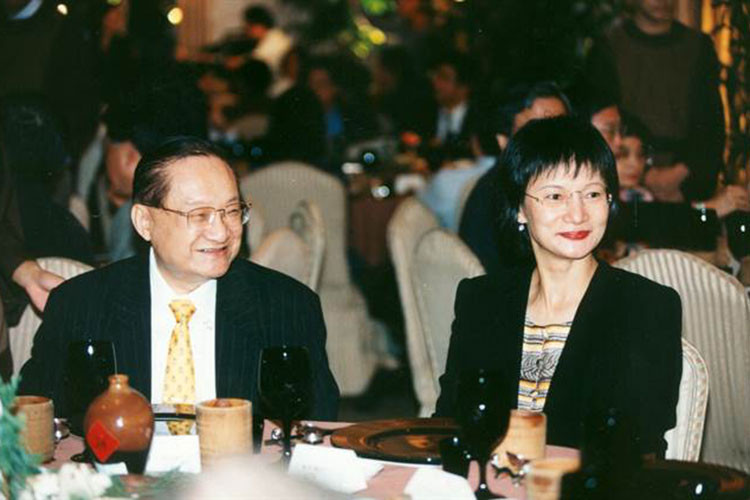 Lâm Nhạc Di song hành cùng chồng trong cuộc sống lẫn công việc.