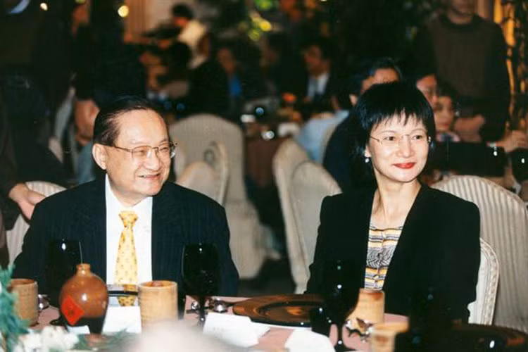 Lâm Nhạc Di song hành cùng chồng trong cuộc sống lẫn công việc.