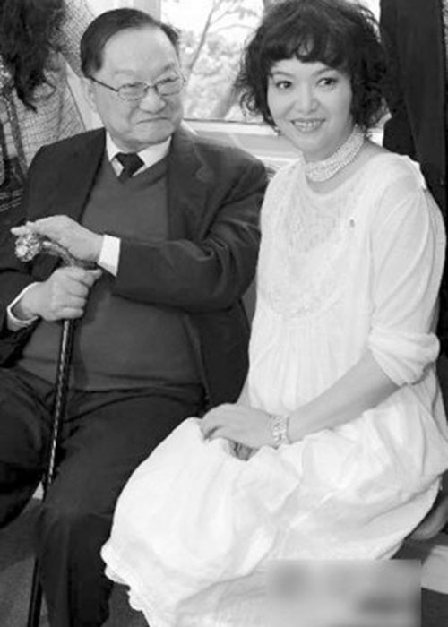 Ba người con còn lại của Kim Dung không theo nghiệp văn chương. Trong ảnh là nhà văn bên con gái Tra Truyền Nột.