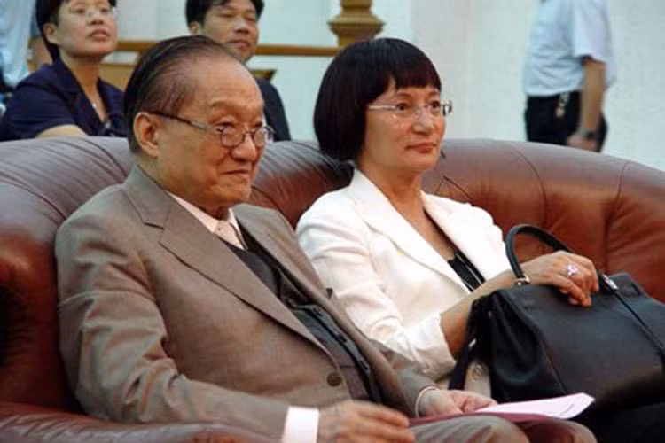 Hình ảnh Kim Dung bên người vợ thứ ba tại một sự kiện.