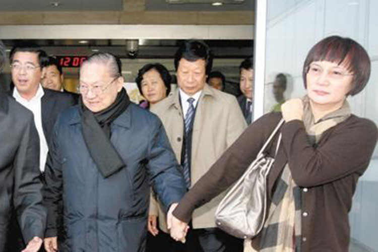 Lâm Nhạc Di không chỉ là vợ mà còn là trợ lý của nhà văn Kim Dung.