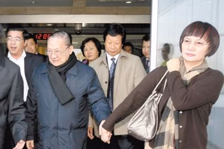 Lâm Nhạc Di không chỉ là vợ mà còn là trợ lý của nhà văn Kim Dung.