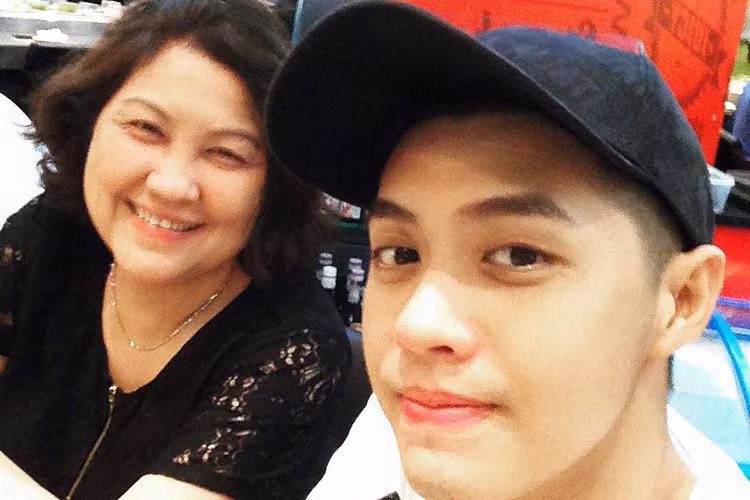 Trên trang cá nhân, nam ca sĩ từng chia sẻ, đến nay, mẹ của anh vẫn luôn lo lắng cho anh như hồi mới vào nghề hát. Ảnh: FBNV