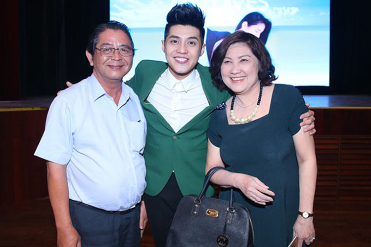 Nam ca sĩ luôn dành lời cảm ơn đến hai đấng sinh thành trong những dịp đặc biệt. Ảnh: Zing