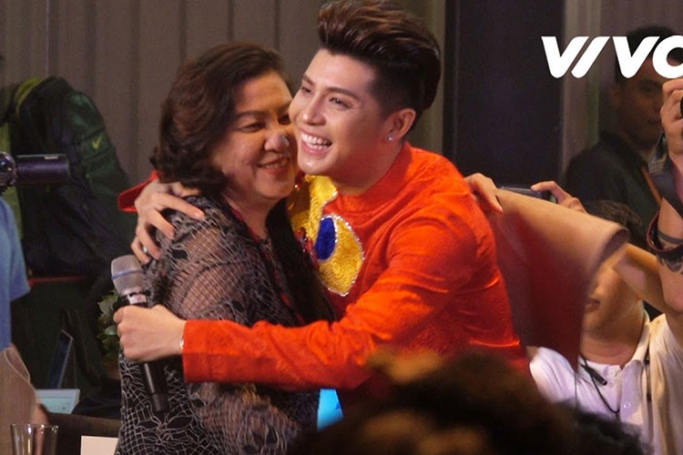 Trên Khám phá, Noo Phước Thịnh từng tâm sự mẹ là người anh luôn nể phục và kính sợ. "Bà luôn dành cho tôi những lời khuyên, cũng như luôn dạy con phải biết sống thế nào cho phải đạo", anh nói.