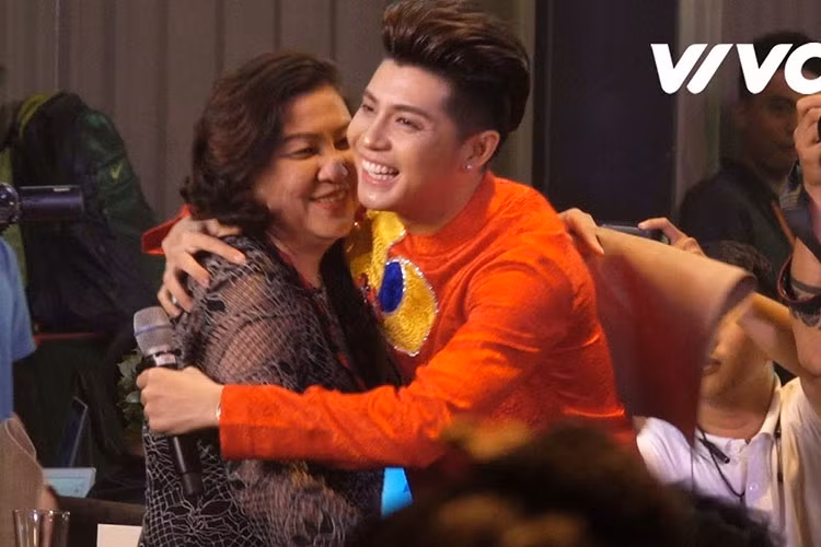 Trên Khám phá, Noo Phước Thịnh từng tâm sự mẹ là người anh luôn nể phục và kính sợ. "Bà luôn dành cho tôi những lời khuyên, cũng như luôn dạy con phải biết sống thế nào cho phải đạo", anh nói.