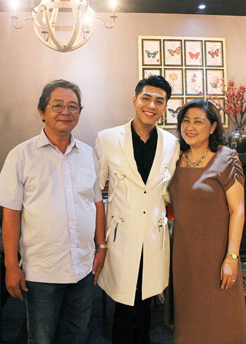 Kiếm được bao nhiêu tiền, Noo Phước Thịnh cũng đều gửi cho mẹ giữ. Ảnh: FBNV