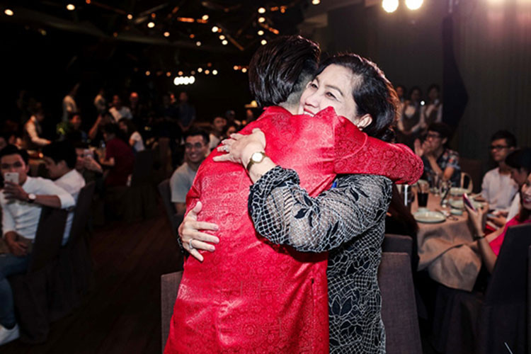 Cách đây không lâu, nam ca sĩ Noo Phước Thịnh từng tiết lộ tin nhắn dạy dỗ nghiêm khắc từ mẹ. "Nhà không có khái niệm tự cao. Nếp nhà là ăn ngay nói thẳng nhưng vẫn lấy 2 chữ khiêm nhường làm đầu. Còn cảm thấy không chịu được áp lực ngoài kia và để bị tha hóa tư cách như vậy thì về đây, đừng đi hát nữa. Nhà không nhiều điều kiện, nhưng đủ để giáo dục con cháu, sống biết người biết ta”, mẹ của Noo Phước Thịnh nhắn con trai. Ảnh: Motthegioi