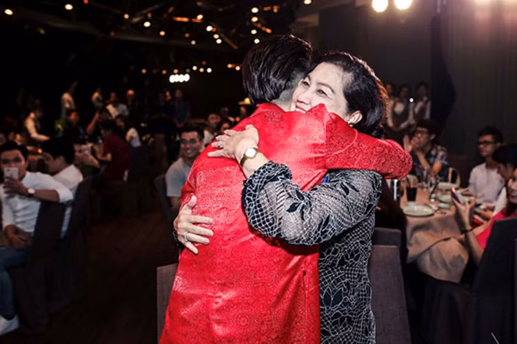 Cách đây không lâu, nam ca sĩ Noo Phước Thịnh từng tiết lộ tin nhắn dạy dỗ nghiêm khắc từ mẹ. "Nhà không có khái niệm tự cao. Nếp nhà là ăn ngay nói thẳng nhưng vẫn lấy 2 chữ khiêm nhường làm đầu. Còn cảm thấy không chịu được áp lực ngoài kia và để bị tha hóa tư cách như vậy thì về đây, đừng đi hát nữa. Nhà không nhiều điều kiện, nhưng đủ để giáo dục con cháu, sống biết người biết ta”, mẹ của Noo Phước Thịnh nhắn con trai. Ảnh: Motthegioi