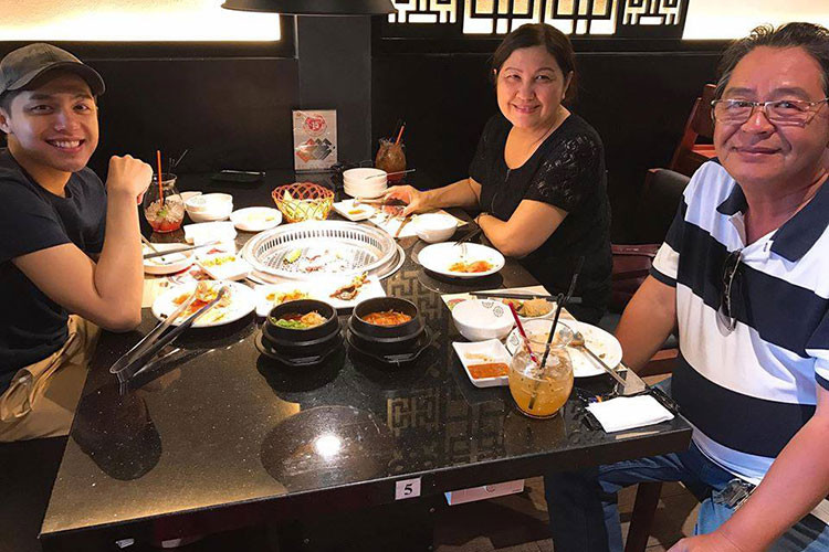 Dù bận rộn, Noo Phước Thịnh vẫn luôn dành thời gian cho gia đình. Anh thường xuyên đưa bố mẹ đi ăn, đi du lịch. Ảnh: Zing