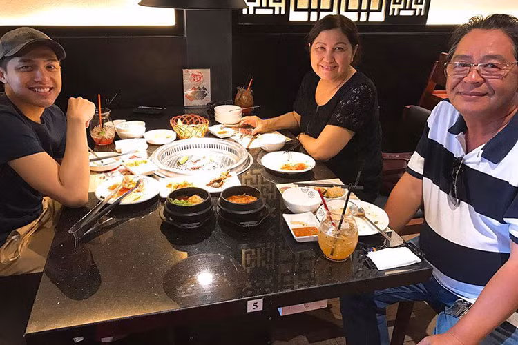 Dù bận rộn, Noo Phước Thịnh vẫn luôn dành thời gian cho gia đình. Anh thường xuyên đưa bố mẹ đi ăn, đi du lịch. Ảnh: Zing