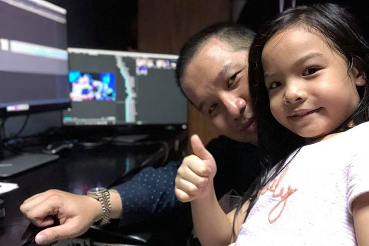 Năm 18 tuổi, Quang Huy sáng tác ca khúc đầu tay "Tình quay gót". Anh cũng là tác giả của ca khúc "Yêu dại khờ", "Không đau vì quá đau", "Tại sao”. Ảnh: FBNV