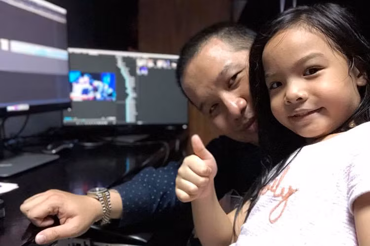 Năm 18 tuổi, Quang Huy sáng tác ca khúc đầu tay "Tình quay gót". Anh cũng là tác giả của ca khúc "Yêu dại khờ", "Không đau vì quá đau", "Tại sao”. Ảnh: FBNV