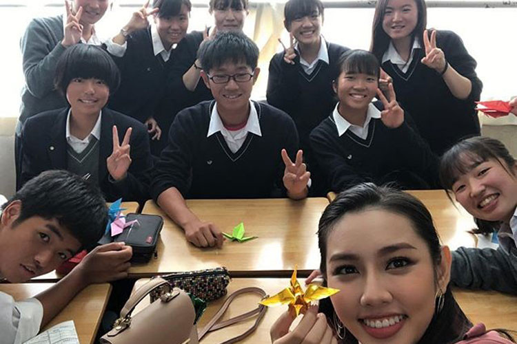 Hình ảnh Thùy Tiên hào hứng gấp hạc giấy cùng các em học sinh Nhật Bản.