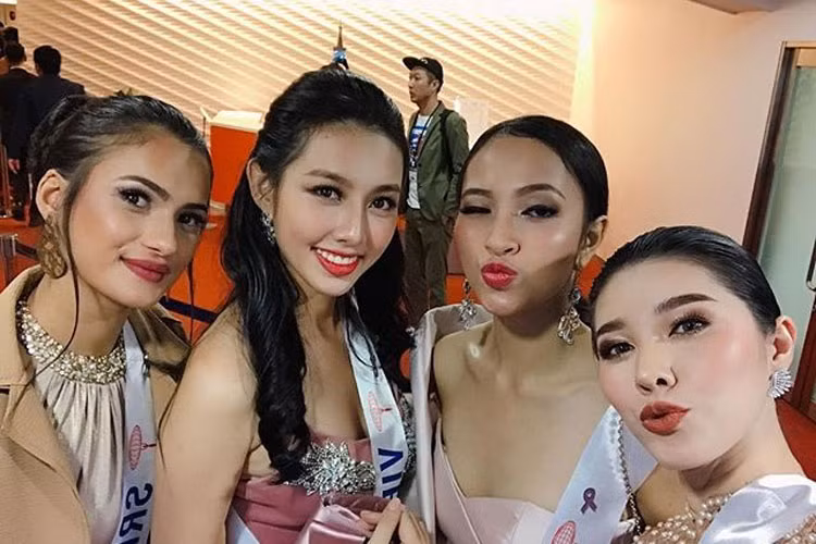 Thùy Tiên đã tặng nón lá cho các thí sinh cùng thi Hoa hậu Quốc tế 2018.