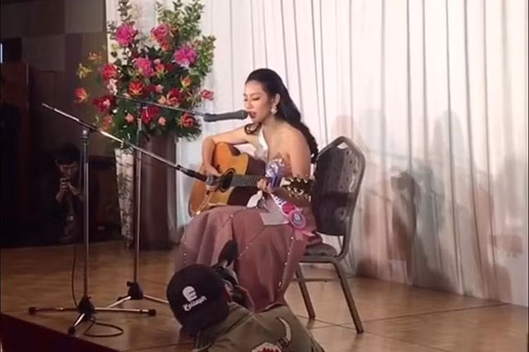 Trong đêm khai mạc, đại diện Việt Nam còn ghi điểm bởi phần thể hiện ca khúc “Tôi thấy hoa vàng trên cỏ xanh" bằng tiếng Việt, Anh và Nhật bên cây đàn guitar.