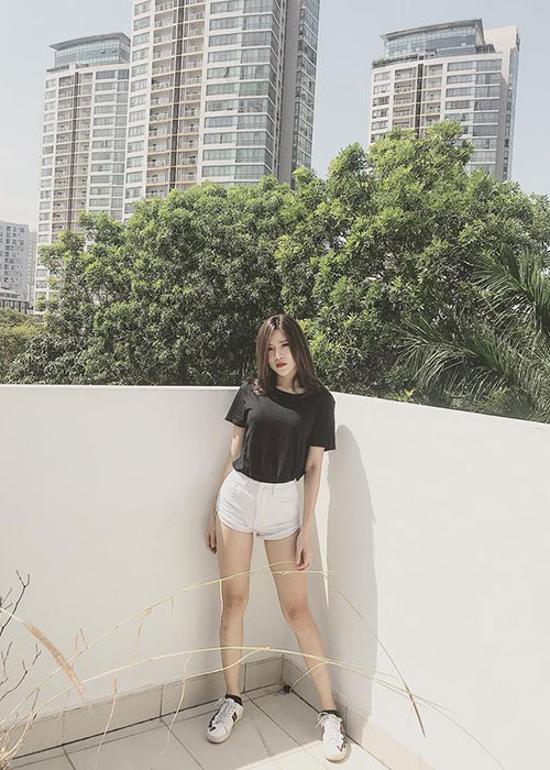 Tình cũ của Soobin Hoàng Sơn có gu thời trang trẻ trung, năng động.