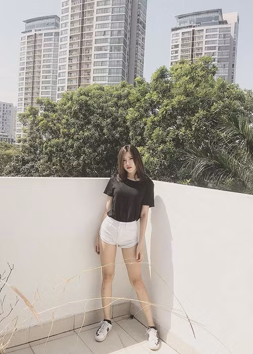 Tình cũ của Soobin Hoàng Sơn có gu thời trang trẻ trung, năng động.