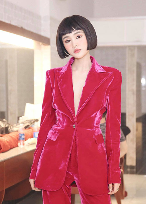 Hiền Hồ được ví là búp bê bởi gương mặt cá tính cùng vóc dáng nhỏ nhắn.