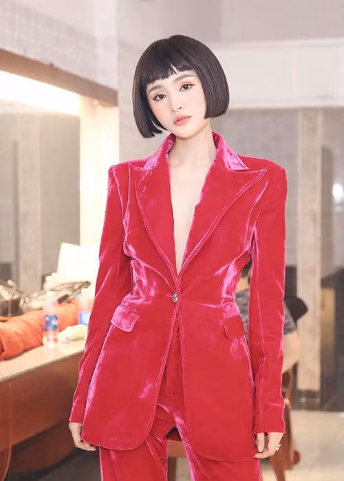 Hiền Hồ được ví là búp bê bởi gương mặt cá tính cùng vóc dáng nhỏ nhắn.