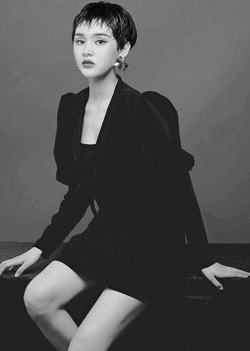 Hiền Hồ có phong cách thời trang chất ở đời thường lẫn sân khấu.