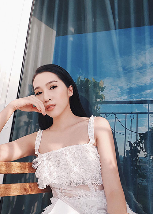 Sau khi chia tay Soobin Hoàng Sơn, Emily trở nên kín tiếng trong chuyện tình cảm.