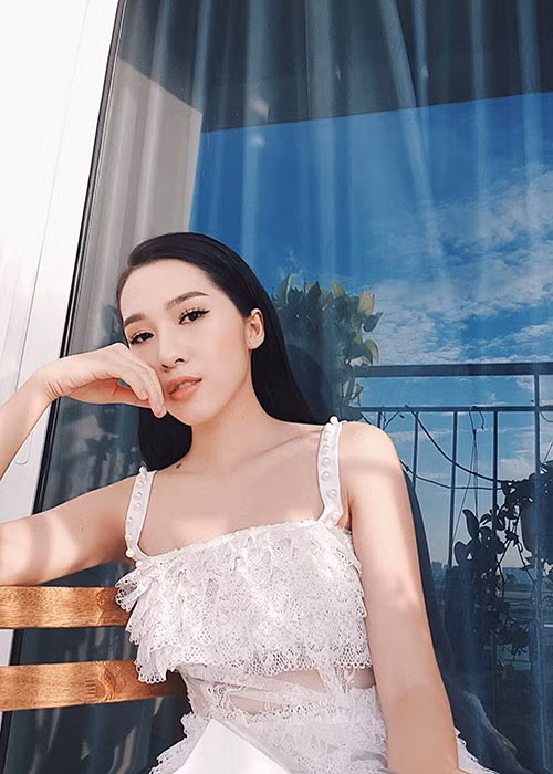 Sau khi chia tay Soobin Hoàng Sơn, Emily trở nên kín tiếng trong chuyện tình cảm.