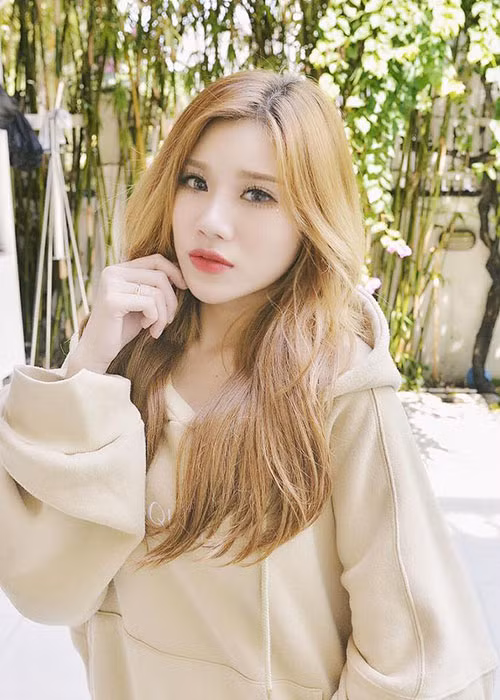 Sau Soobin Hoàng Sơn, Thúy Vy hẹn hò Minh Tú (nhóm hài BB&amp;BG) trong hơn một năm.