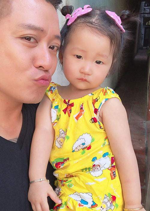 Giọng ca "Nắm lấy tay anh" từng khẳng định sẽ làm mọi cách để bảo vệ vợ và các con.