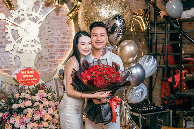 Sau 4 năm kết hôn, có 2 con, tình cảm của vợ chồng Tuấn Hưng vẫn mặn nồng.