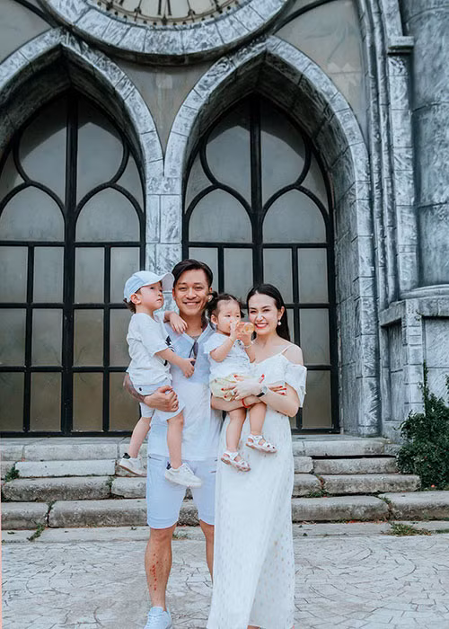 Tuấn Hưng hiện có tổ ấm hạnh phúc bên bà xã xinh đẹp, giỏi giang Hương Baby và hai con, một trai một gái.